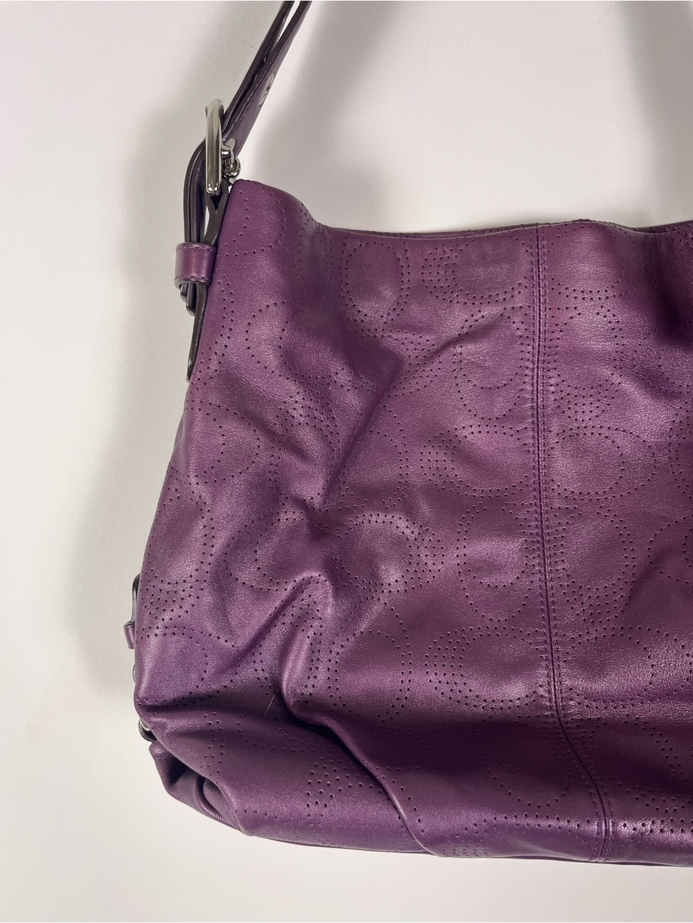 Coach Signature Perforated Plum Leather Shoulder Bag Hobo Logo Keychain - Picture 6 of 15